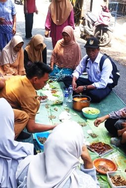 Syukuran Jalan Diperbaiki Warga Dusun Citunggul Makan Bersama Pinggir Jalan