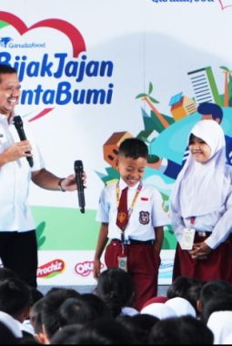 Bupati Dony Mengajak Para Siswa SDN Tegalkalong Memilih Jajan Secara Bijak Serta Peduli Kebersihan Lingkungan