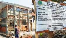 Pelaksana Lapangan CV Pringgandani, Ahmad Rijal Fauzi, menyampaikan bahwa pengerjaan fasilitas pendidikan memiliki nilai tanggung jawab moral yang besar. ( Dok. Harian Sumedang Online / Abdul Haris )