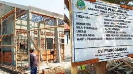 Pelaksana Lapangan CV Pringgandani, Ahmad Rijal Fauzi, menyampaikan bahwa pengerjaan fasilitas pendidikan memiliki nilai tanggung jawab moral yang besar. ( Dok. Harian Sumedang Online / Abdul Haris )