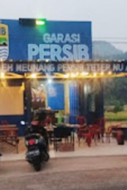 Sambut Masa Pensiun, Kang Jek Siap “Edankan” Garasi Persib Sumedang di Desa Baginda
