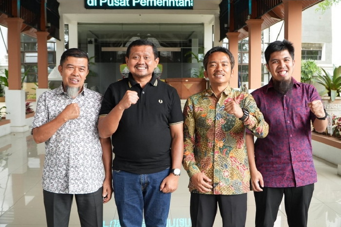Bupati Dony menerima kunjungan Taufiq Supriadi Yusuf, Ketua RT 08/RW 04 Malaka Jaya, Duren Sawit, Jakarta Timur, 