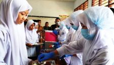 Program ini diselenggarakan oleh Satuan Pelayanan Pemenuhan Gizi (SPPG) Gunung Manik.