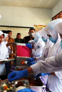 Uji Coba MBG Prasmanan di MTs Muhammadiyah Tanjungsari.