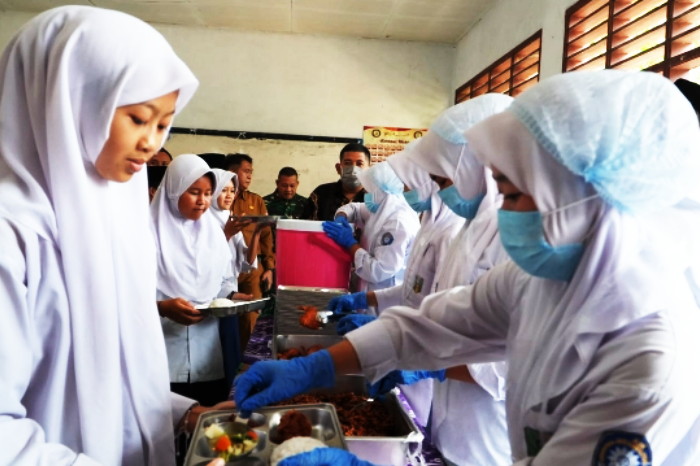 Program ini diselenggarakan oleh Satuan Pelayanan Pemenuhan Gizi (SPPG) Gunung Manik.