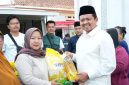 Bupati Sumedang H. Dony Ahmad Munir meninjau langsung berbagai stan pelayanan terpadu.
