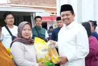 Bupati Sumedang H. Dony Ahmad Munir meninjau langsung berbagai stan pelayanan terpadu.