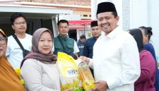 Bupati Sumedang H. Dony Ahmad Munir meninjau langsung berbagai stan pelayanan terpadu.