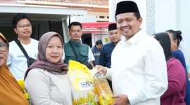 Bupati Sumedang H. Dony Ahmad Munir meninjau langsung berbagai stan pelayanan terpadu.