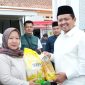Bupati Sumedang H. Dony Ahmad Munir meninjau langsung berbagai stan pelayanan terpadu.