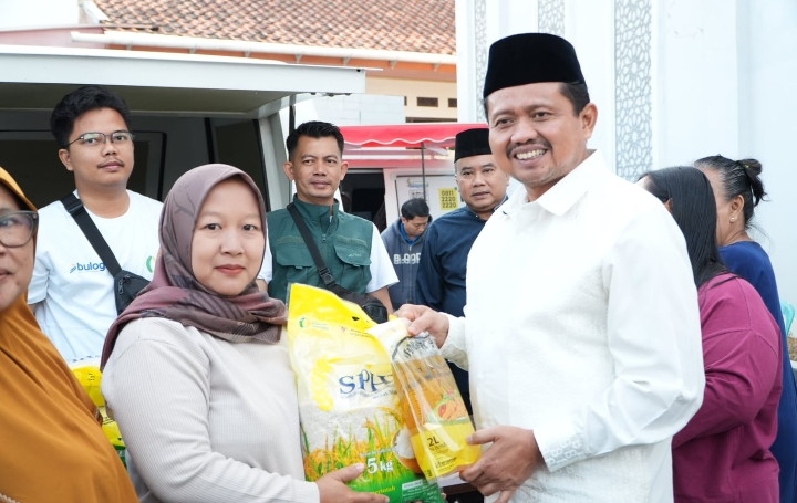 Bupati Sumedang H. Dony Ahmad Munir meninjau langsung berbagai stan pelayanan terpadu.