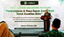 Ketua Pimpinan Pusat Muhammadiyah, Prof. Dr. Syafiq A. Mughni, menyampaikan pidato kunci dalam kegiatan SMILE: Learning and Shaping the Future di Jakarta, Kamis (29/10/2026). Ia menekankan pentingnya mewujudkan nilai-nilai agama melalui tindakan nyata untuk menjaga lingkungan dan memperjuangkan keadilan iklim.